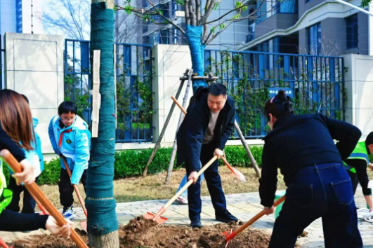 春风植新绿，鹿鸣启生机
